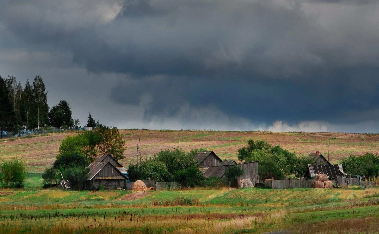 дождь в деревне. ливень в деревне. дождь в деревне. дождливое лето в деревне. летний дождь в деревне.