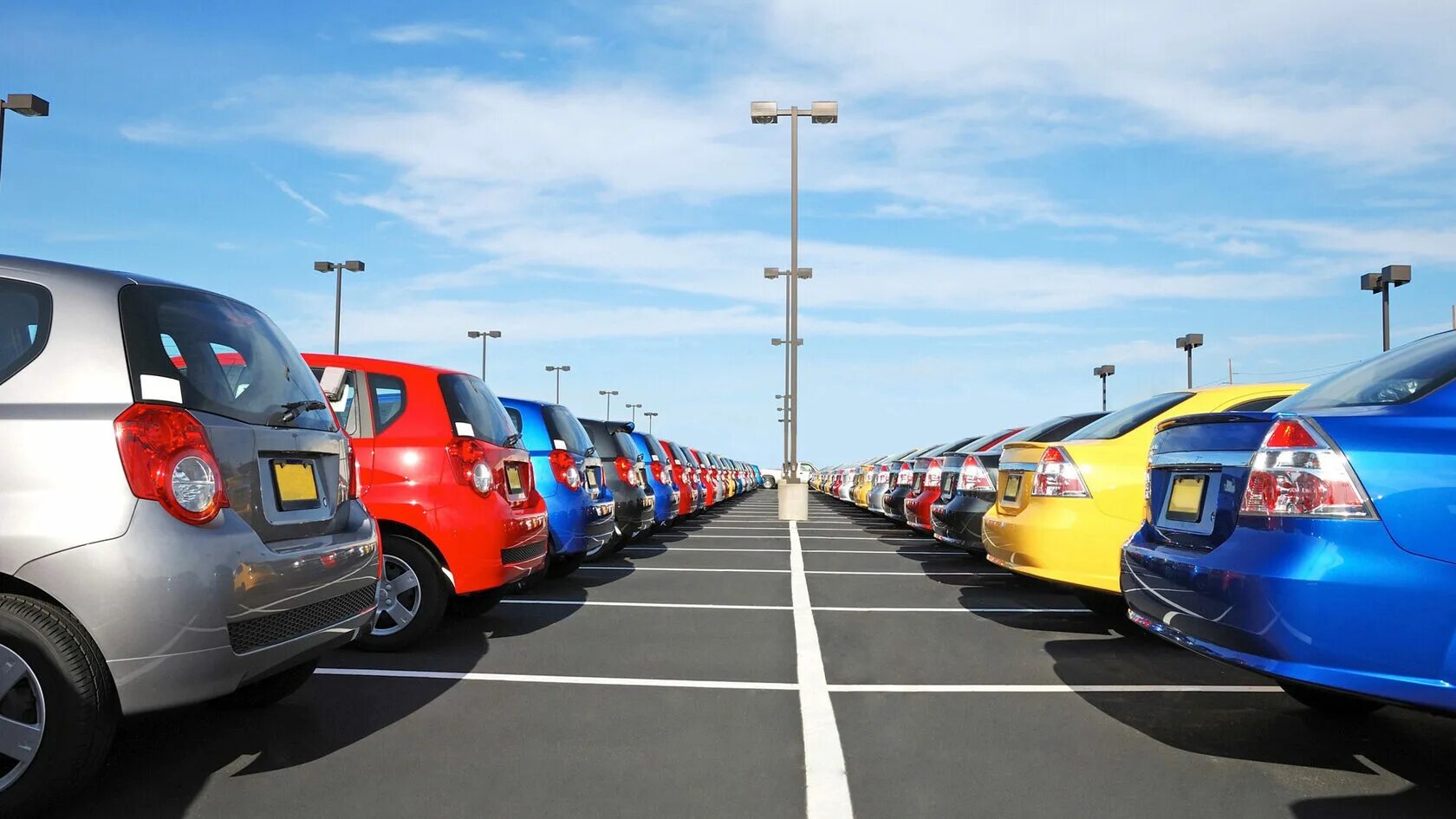 Автохайфай. Машина на парковке. Стоянка автомобилей. Машины в ряд. Разноцветные машины в ряд.
