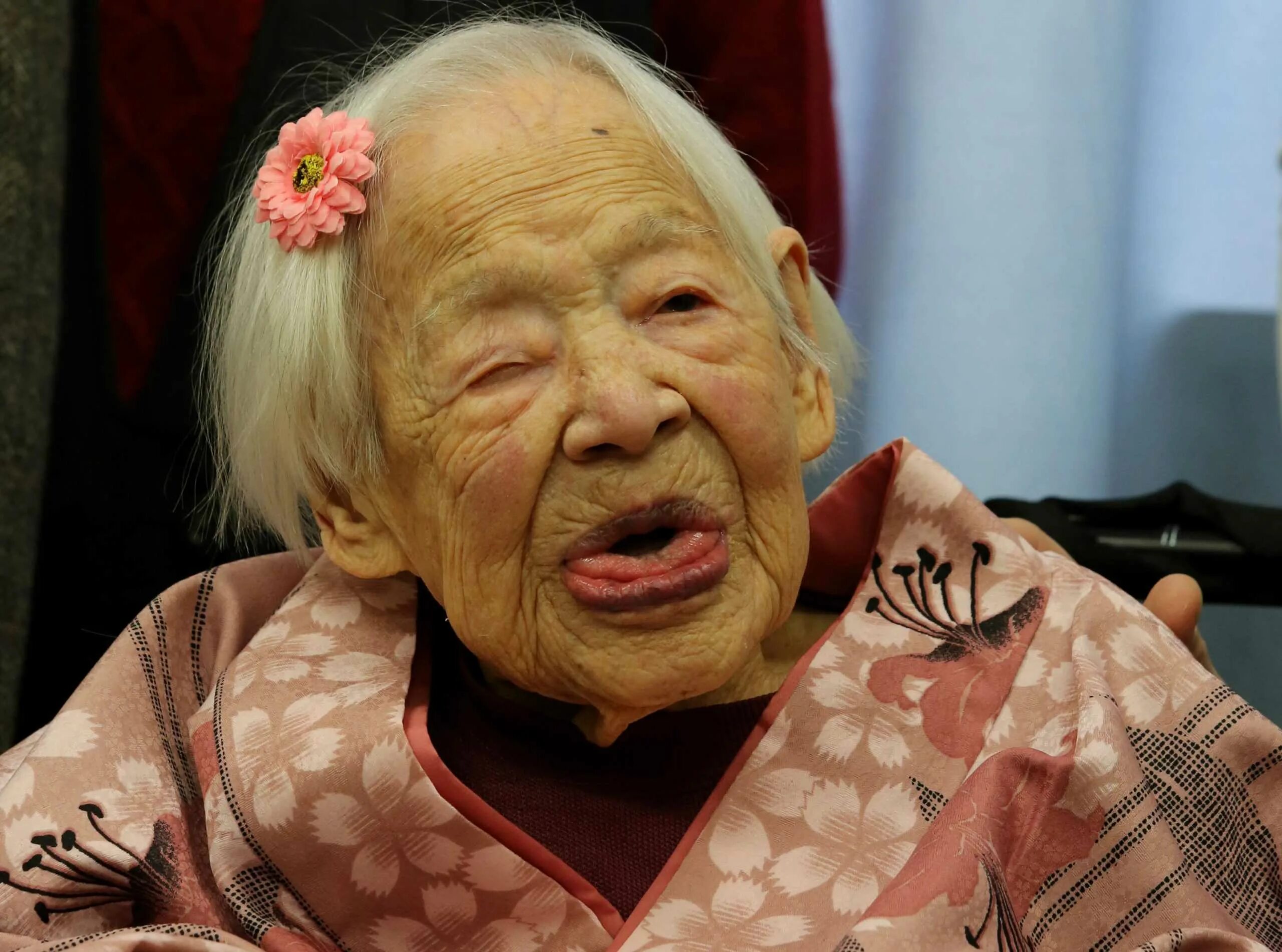 Пожилой человек с самой. Японка Канэ Танака. Канэ Танака 2020. Канэ Танака 117 лет.