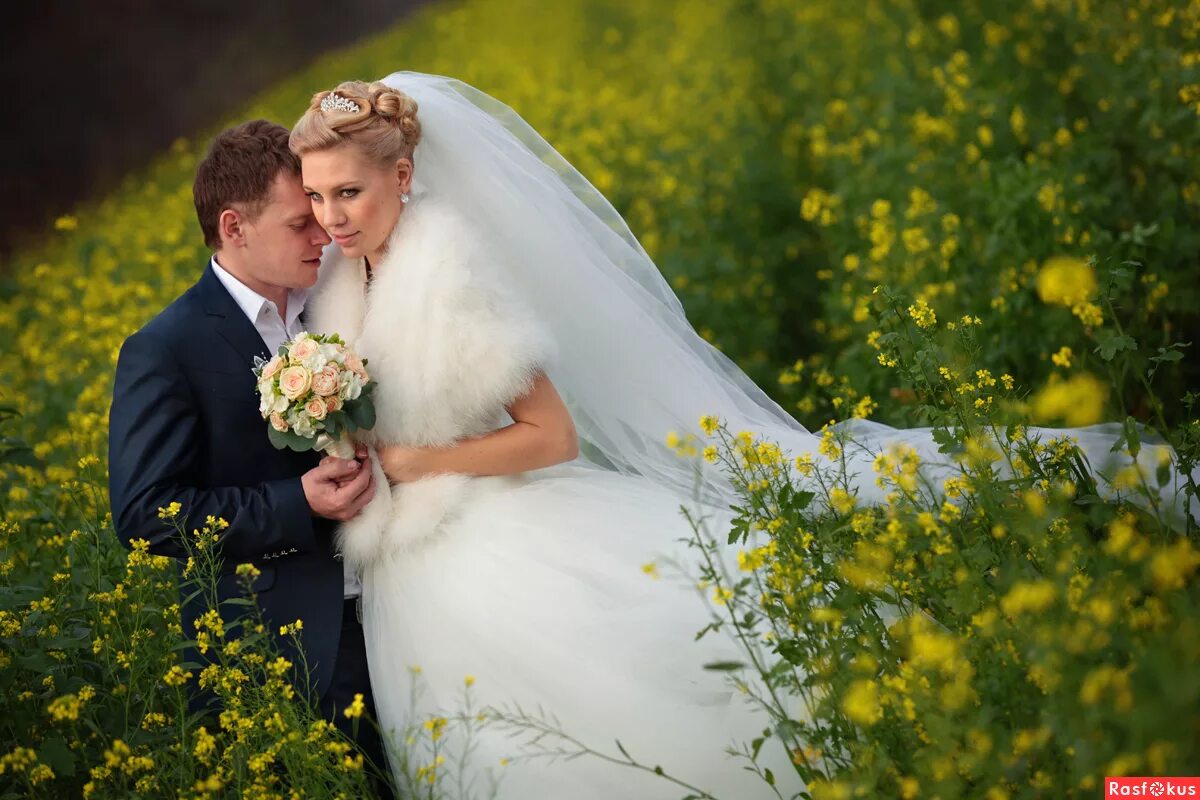 любительская свадебная фотосессия. фотосессия на фарфоровую свадьбу. жених и невеста идут. фотограф на свадьбу. свадьба простых людей.