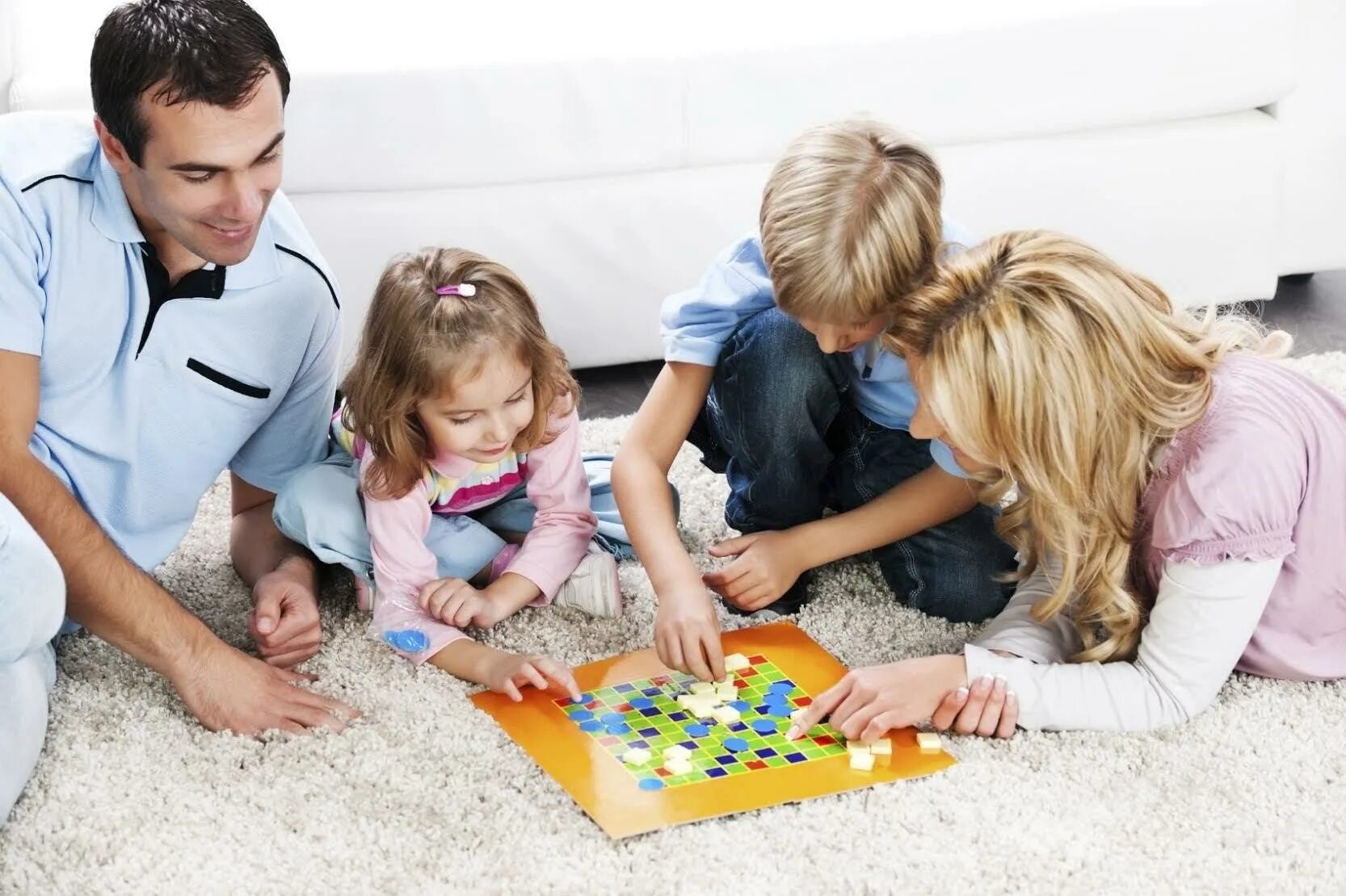 Настольные игры для детей. Дети играют с родителями. Семья играет в настольные игры. Настольная игра «о семье».