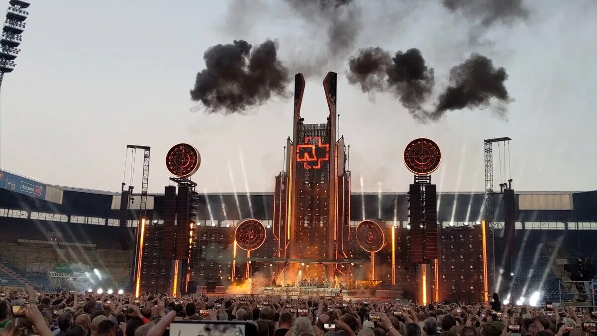 Сцена Rammstein Tour 2019. Тоур Раммштайн 2019. Rammstein Stadium Tour 2019. Rammstein Live 2022 сцена. Лучший концерт рамштайн