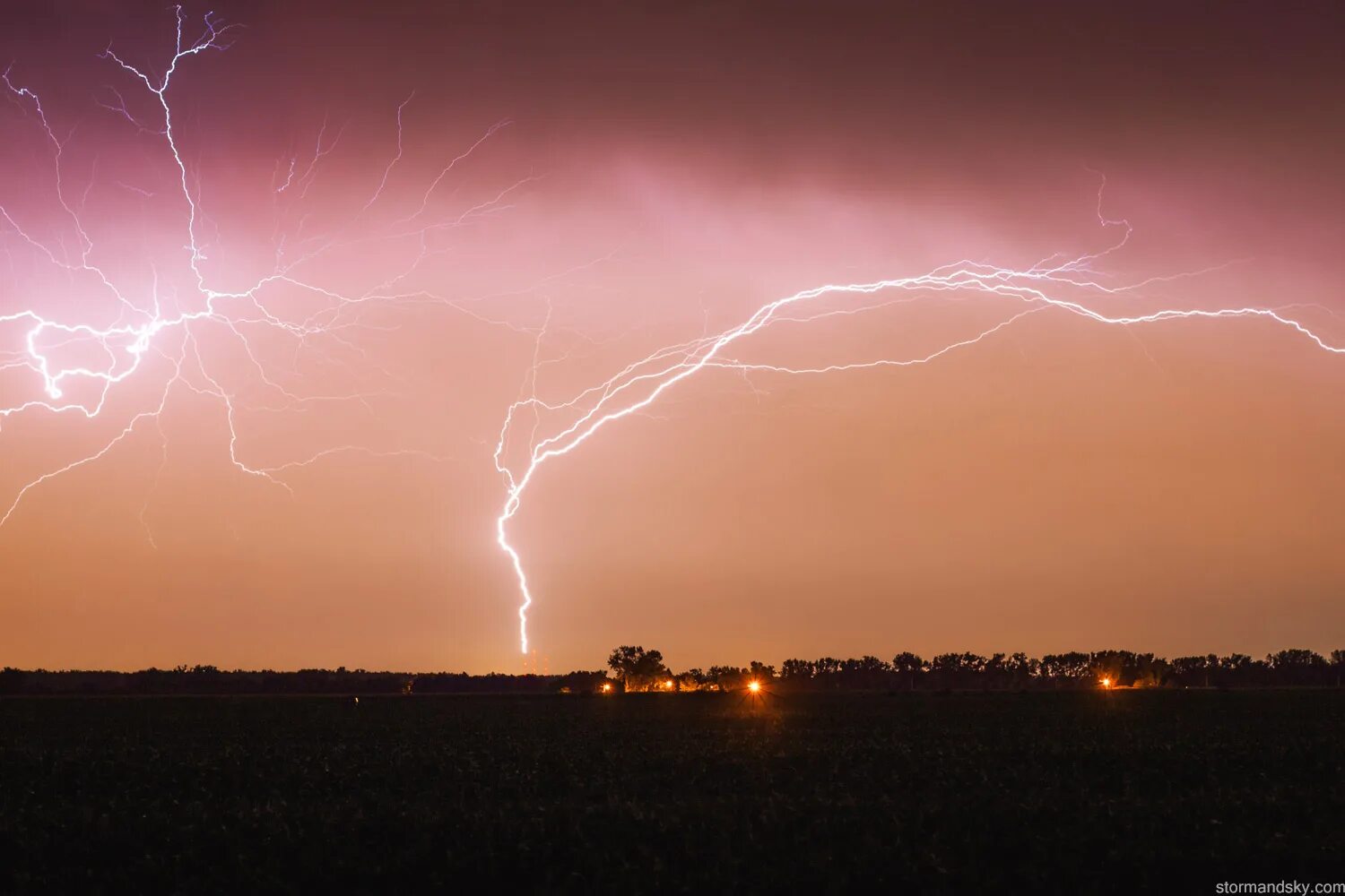 Молния бьет снизу вверх. Молния в атмосфере. Искусственная гроза. Молния бьющая вверх. Златоуст гроза.