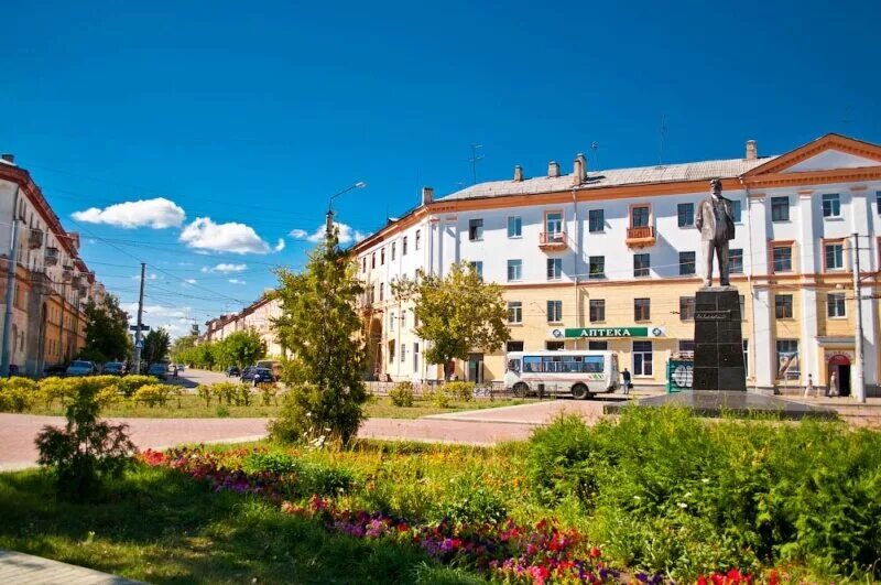 Дзержинск нижегород обл. ДКХ Дзержинск. Достопримечательности Дзержинска Нижегородской области. Площадь Маяковского Дзержинск. Дом со шпилем Дзержинск.