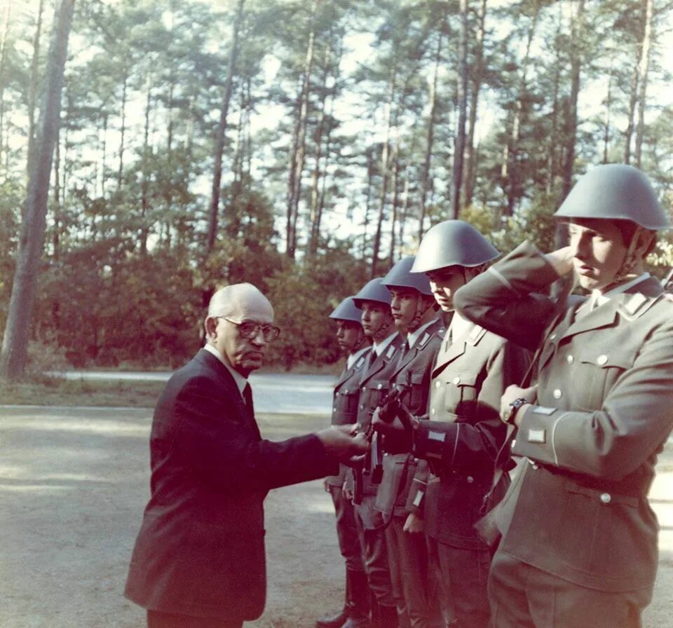 Эмиль каримов. Форма капитана штази. Мгб гдр. Штази гдр. Эмблема мгб гдр.