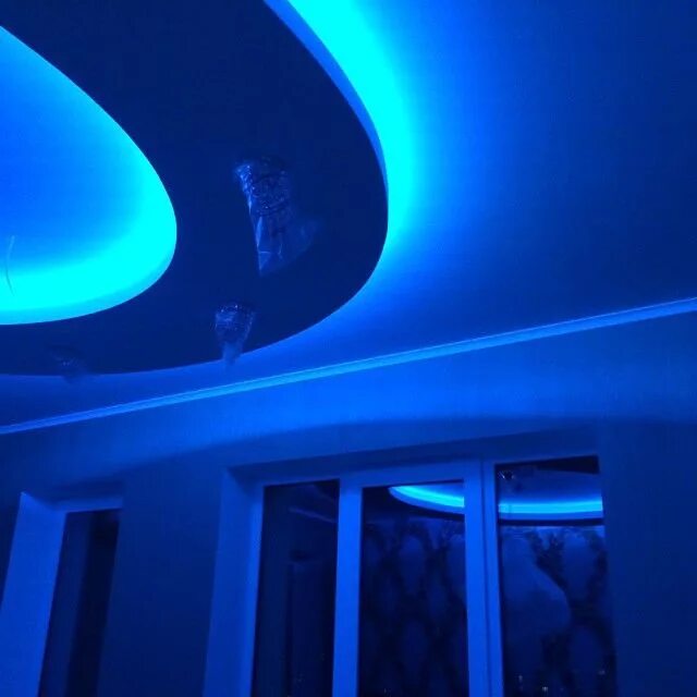 Светодиодный натяжной потолок видео. Светодиодный натяжной потолок видео. Двухуровневый потолок со светодиодной подсветкой. Светодиодный натяжной потолок видео. Потолок с подсветкой.