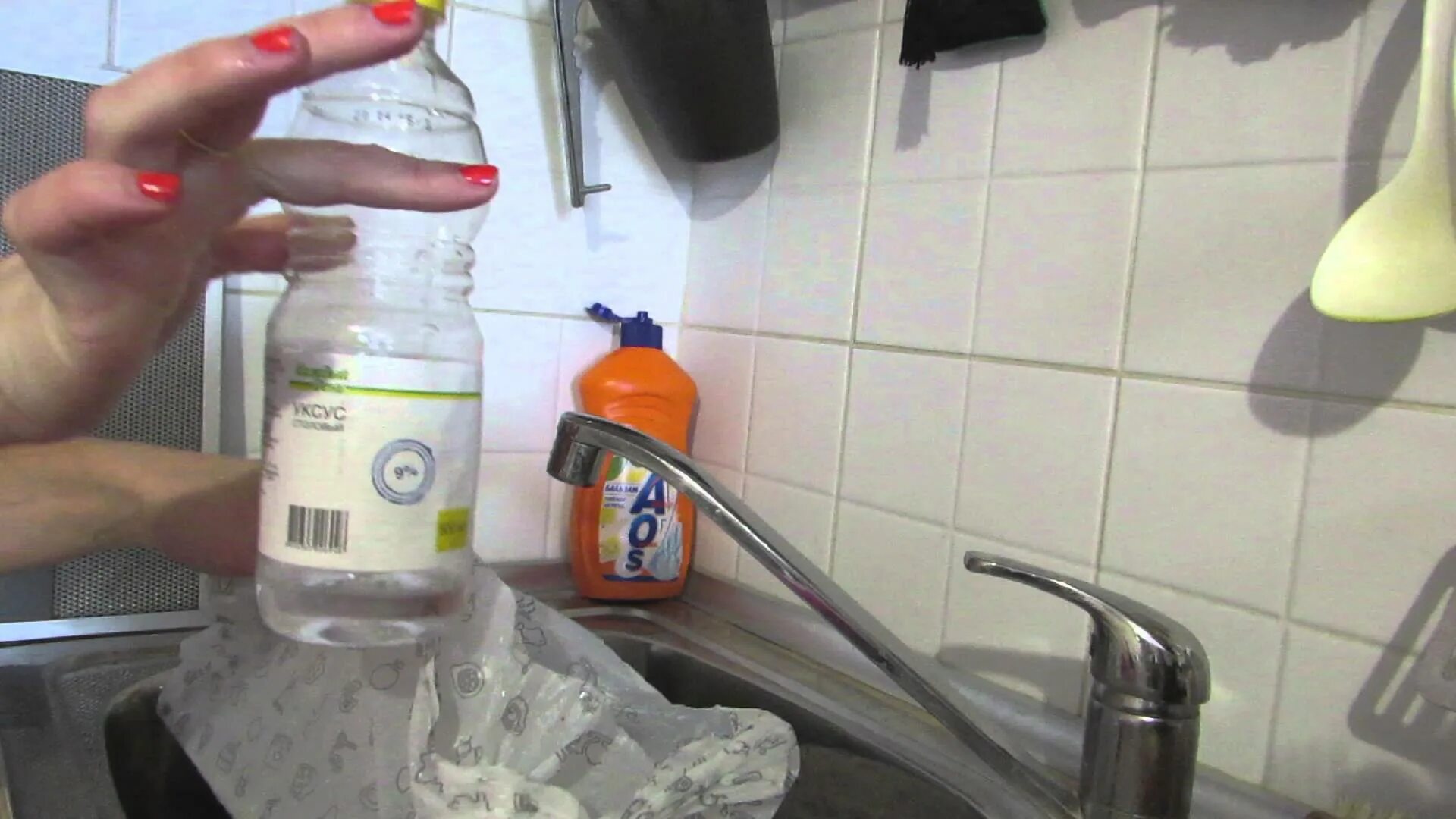 Очистить вытяжку от жира в домашних. Очистка кухонной вытяжки. Чистка вытяжки на кухне. Отмыть вытяжку. Содовая вытяжка.