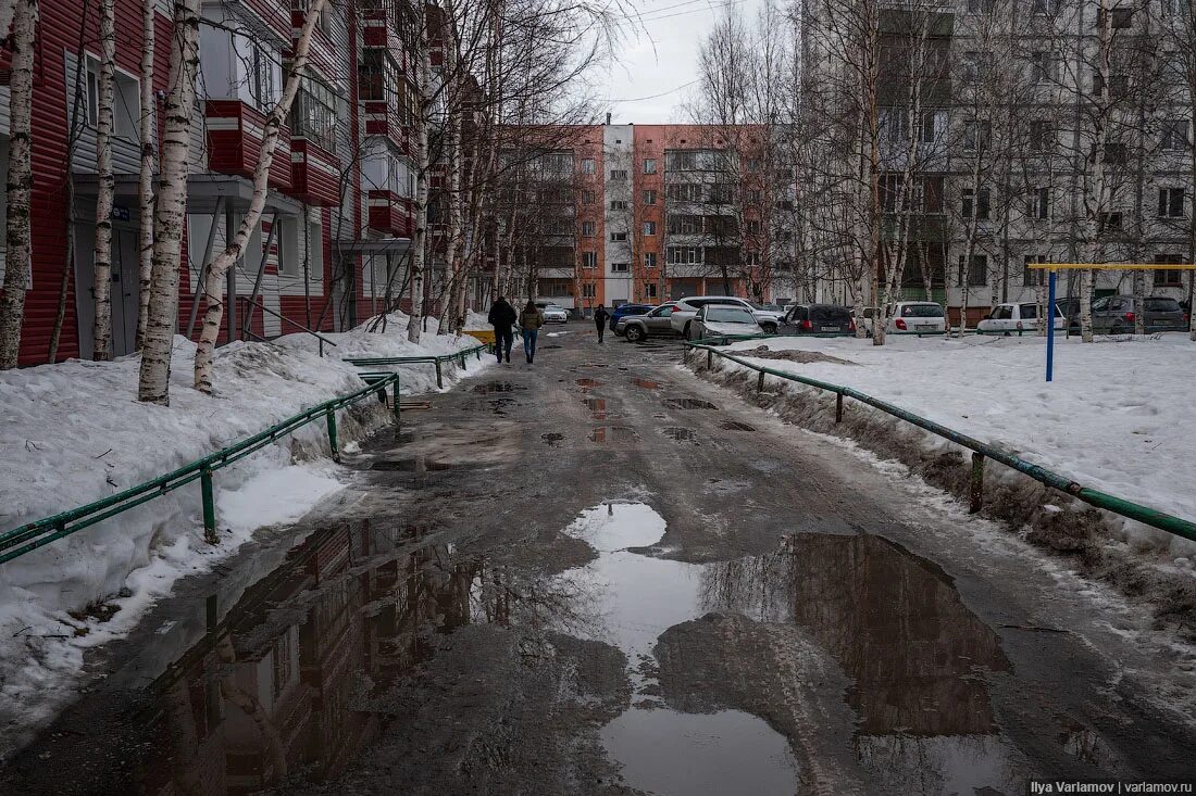 Типичное гор. Сургут окраины города. Сургут ужасный город. Сургут грязный город. Грязная улица.