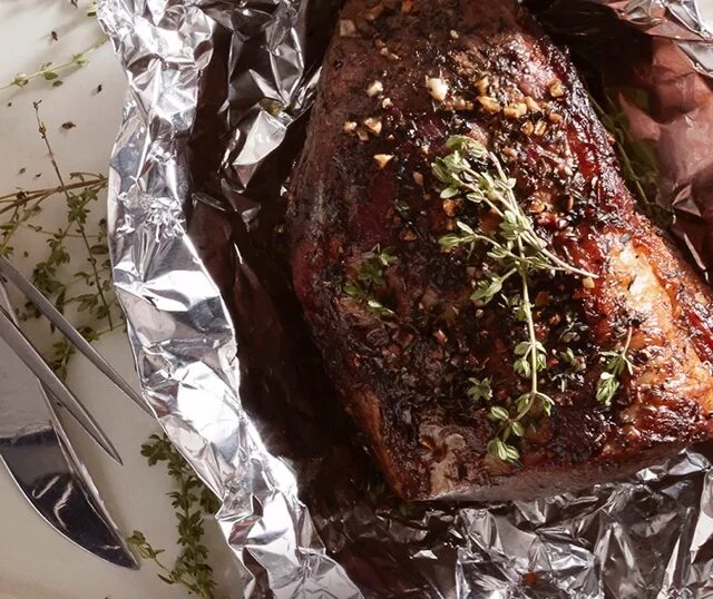 Запечь мясо в фольге куском рецепт. Говядина в фольге. Говядина запеченная в фольге. Запечённая говядина в духовке в фольге. Говядина в духовке в фольге куском.