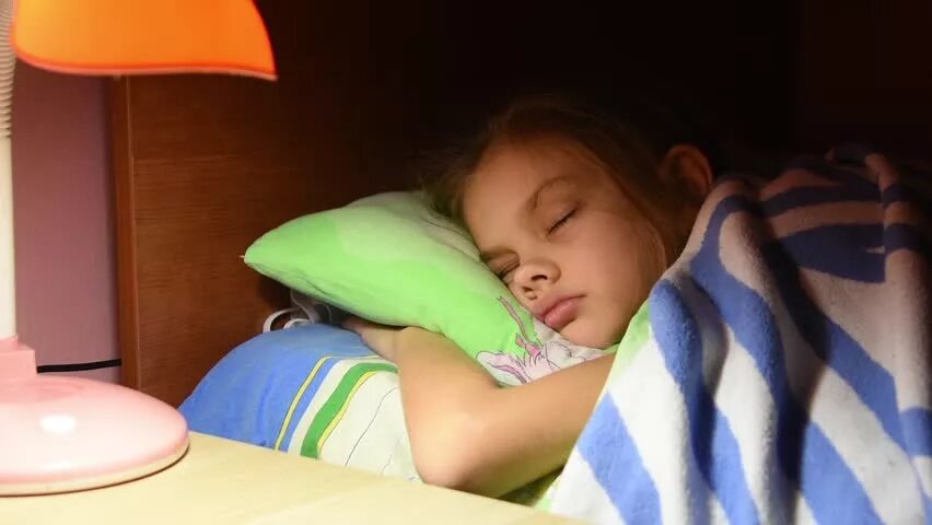 Спящую сестренку видео