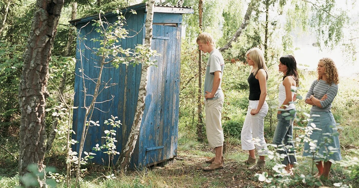 Девушки в туалете на улице. Туалет на природе. Деревенский уличный туалет. Деревенский туалет на улице. Прикольный туалет на даче.