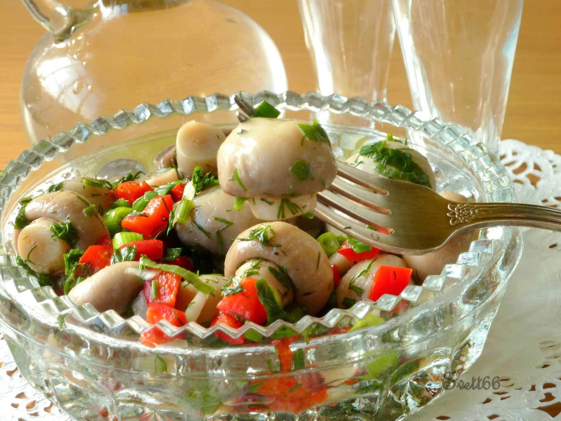 Как вкусно замариновать шампиньоны. Маринованные шампиньоны. закуска с маринованными шампиньонами. шампиньоны маринованные быстрого. красивая подача грибов маринованных.