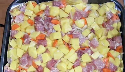 Кусочки свинины с овощами в духовке