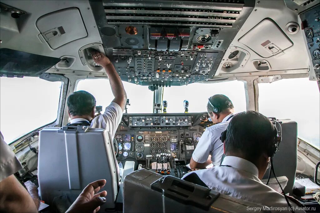 Самолет без экипажа. Douglas DC-6 кабина пилота. КВС командир воздушного судна. Кабина экипажа. Кабина летного экипажа.