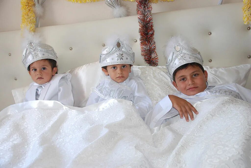 Великолепный век церемония обрезания. Традиционная одежда для обрезания у алжирцев. Свадьба обрезания. Суннат туй. Свадьба обрезания.