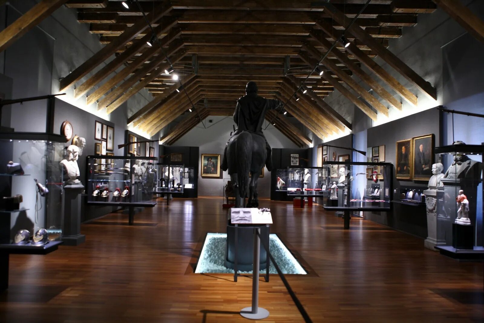 Музей метрополитен статуэтка нефилима. Table museum. Figma otani oniji. Museum table. Стамбульский музей живописи.