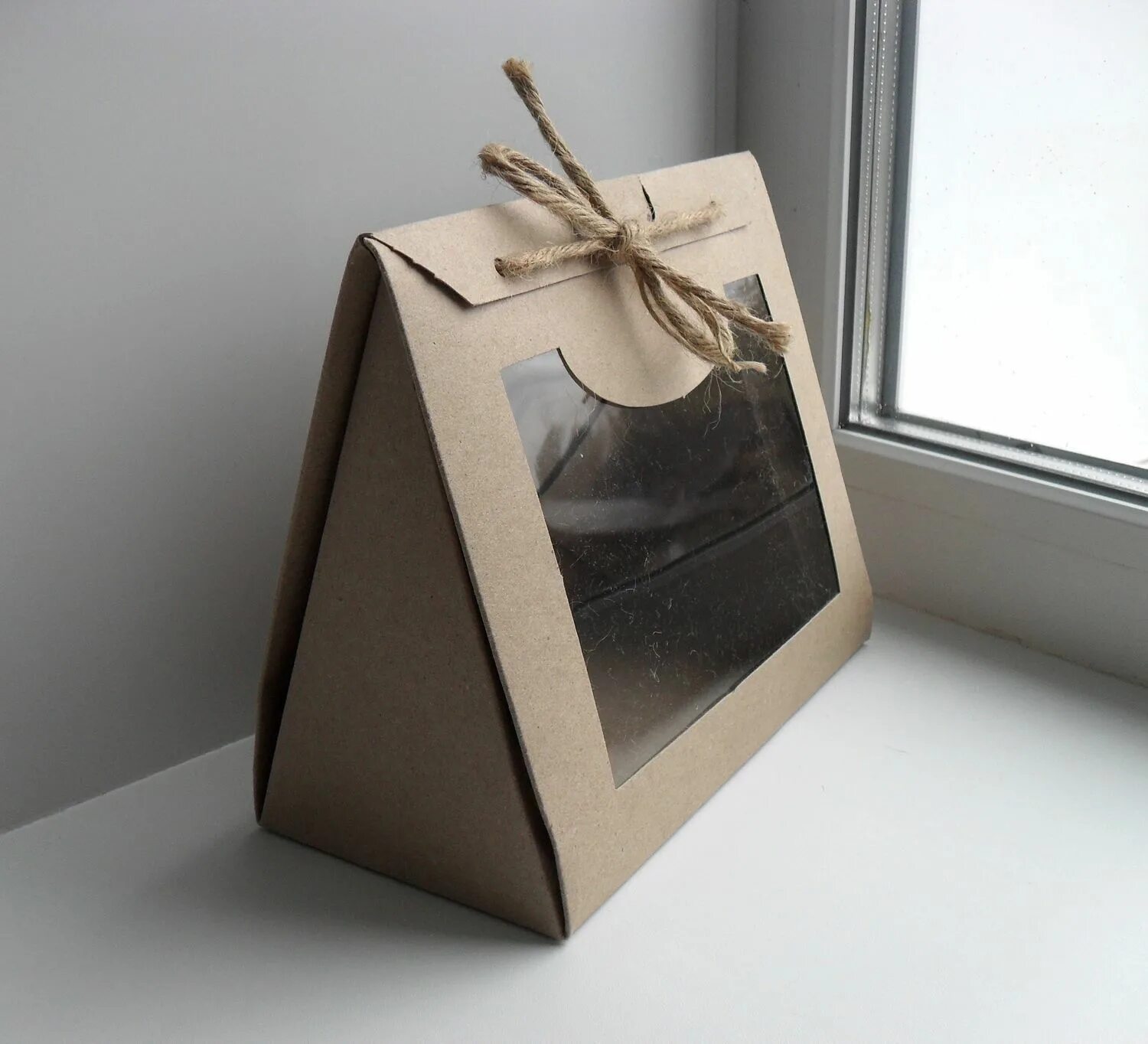 Упаковка из картона. Коробка 21х10,5х18,5 картонная треугольная крафт с окном. Коробка крафт с прозрачным окном, 18,5х18,5х6,5 см, МГК, крафт. Коробка для подарка с окошком. Коробка для подарка с прозрачным окном.