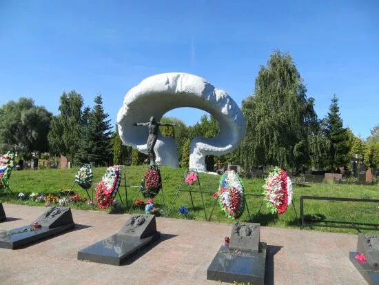 Митинское кладбище москва. Мемориал жертвам чернобыля митинское кладбище. Памятник чернобыльцам в митино. Мемориал погибшим на чернобыльской аэс на митинском кладбище. Памятник ликвидаторам аварии на чернобыльской аэс митино.