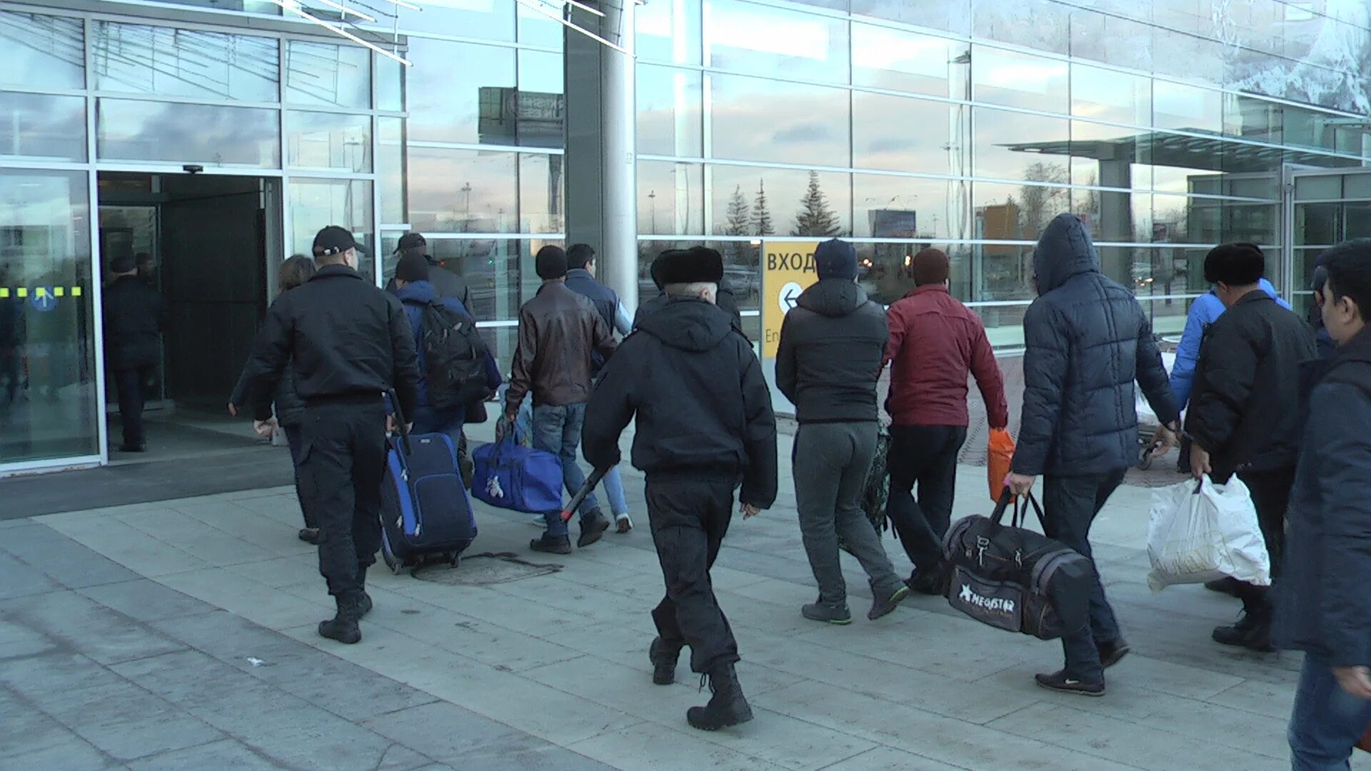 Домодедово аэропорт таджики уезжают. Мигранты в аэропорту. Выдворение иностранных граждан. Мигранты из Узбекистана в аэропорту. Выдворение мигрантов из России.