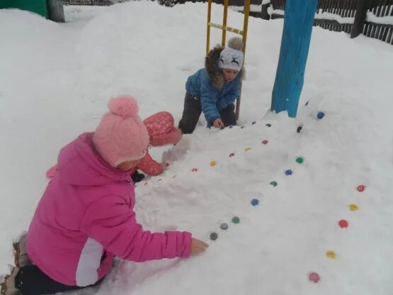 Забавы 1 младшая группа. Украшение площадки в детском саду зимой. Постройки на участке детского сада зимой. Зимняя площадка в детском саду. Зимние забавы на участке в детском саду.
