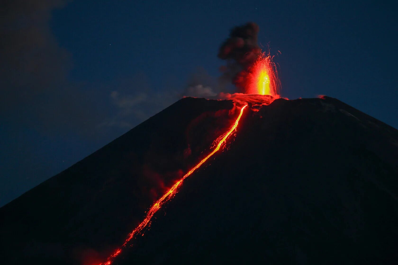 Volcanic activity. Активные вулканы. Вильяррика (вулкан). Гора килауэа гавайи. Volcanic activity.