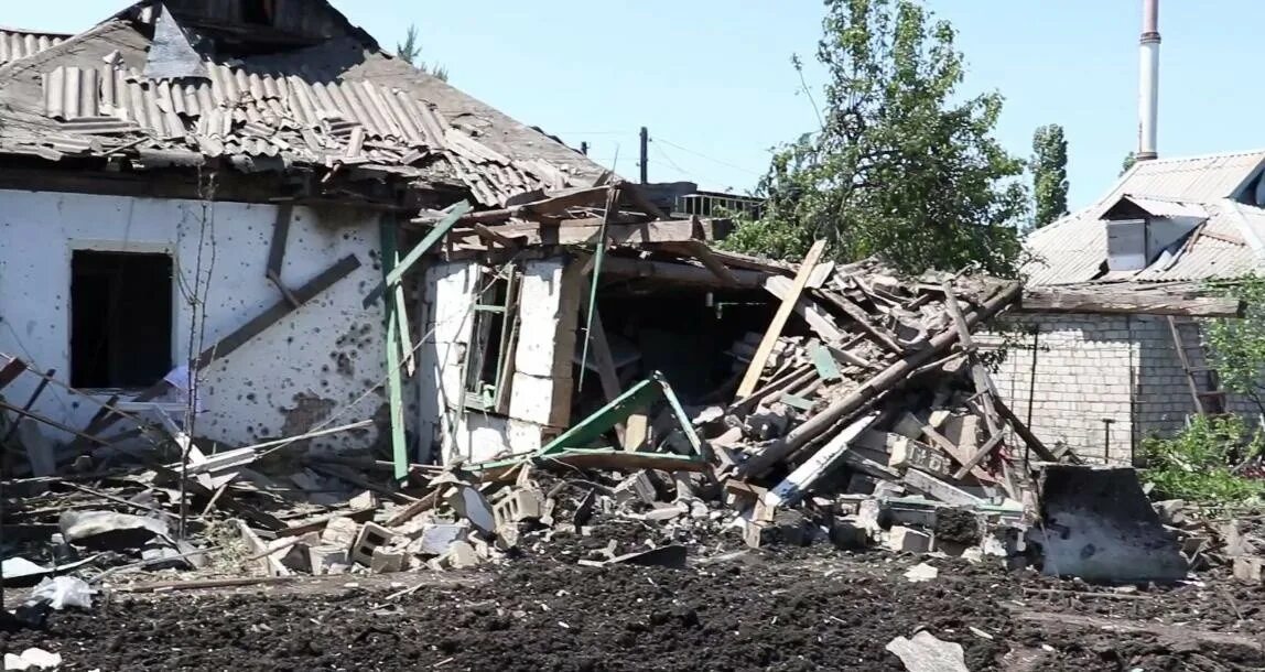 Обстрел школы в Енакиево. Енакиево фильтровальная обстрел. Разрушенный дом. Разрушения в городе Енакиево.