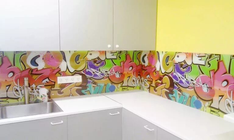 Кухня в стиле стрит арт. Интерьер кухни в стиле граффити. Кухня граффити. Граффити в интерьере квартиры. Кухня граффити.