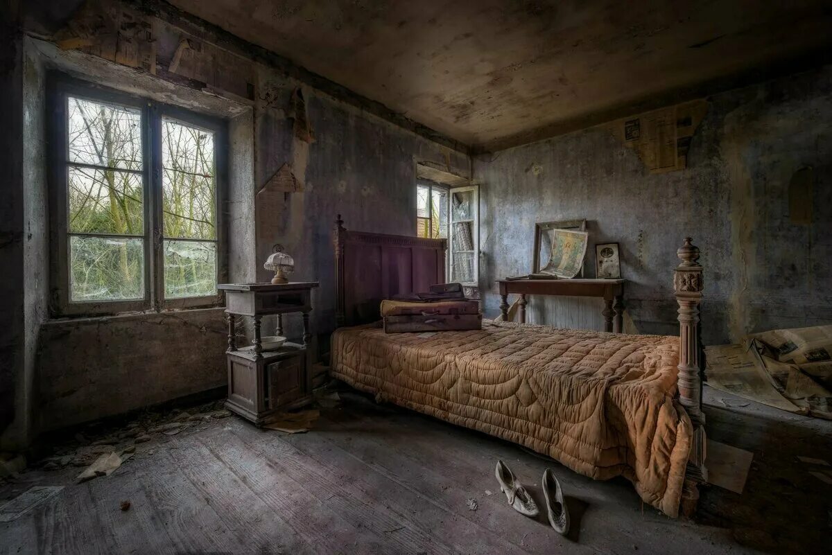 Old bedroom. Старая комната. Старинная комната. Заброшенная комната. Старая обшарпанная комната.