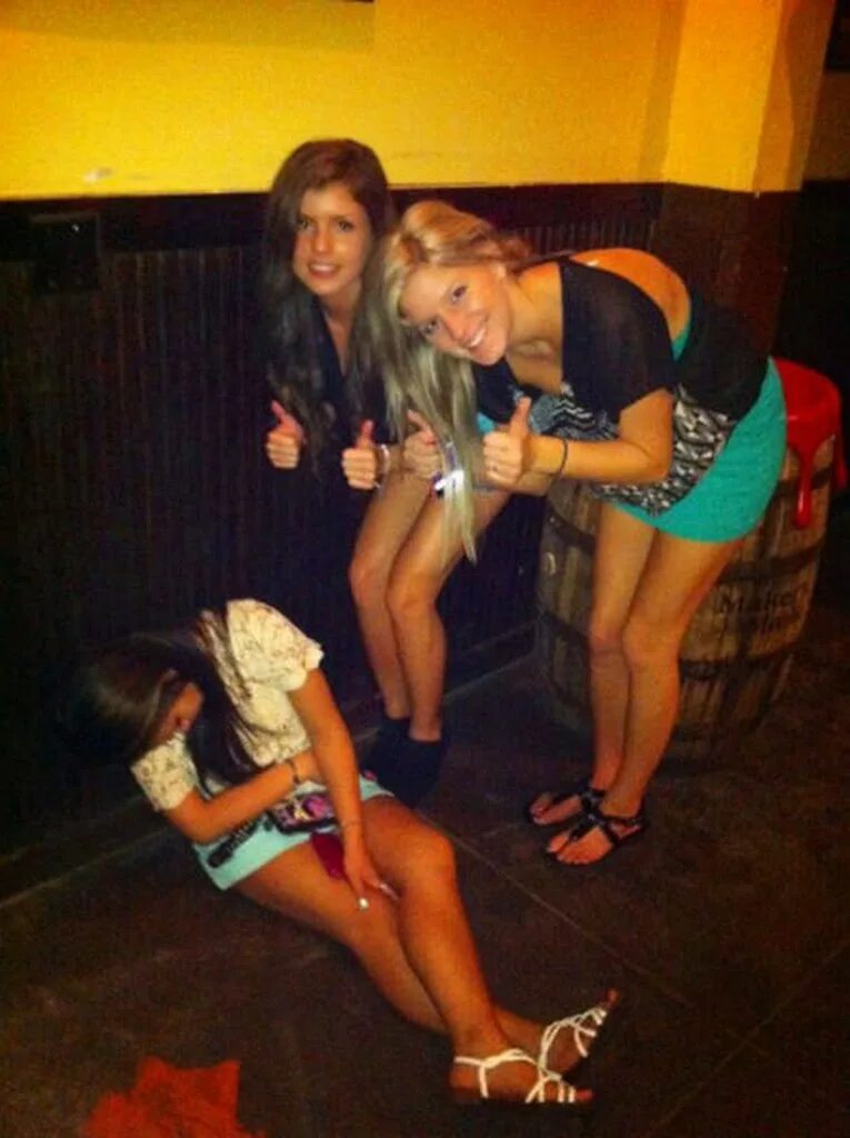 Пьяные домашние телки. Пьяные подруги. Три пьяные девушки.
