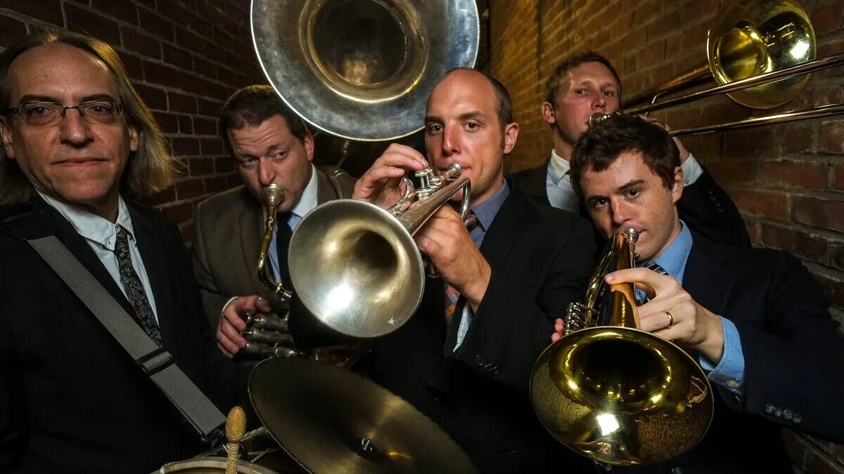 Брасс группа. Брасс-бэндов (brass band). Брасс-бэндов (brass band). Брасс-бэндов (brass band). Brevis brass band ударник.