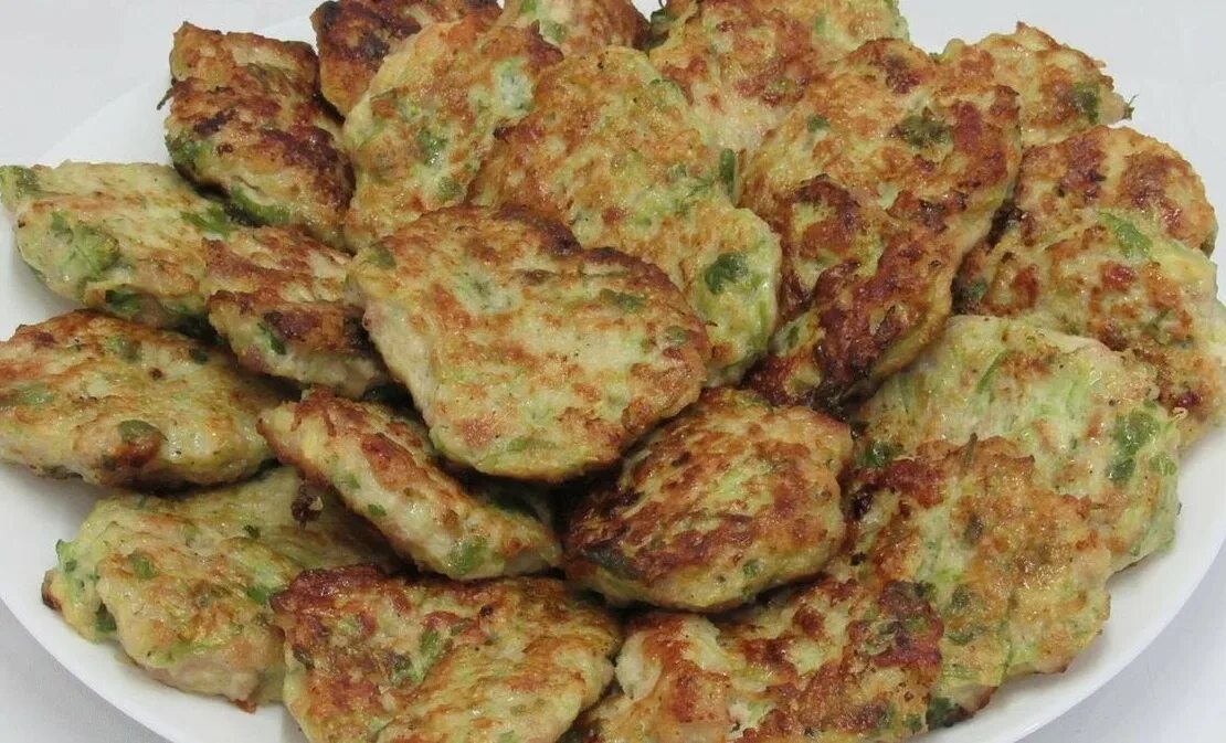 Кабачки с фаршем оладьи из кабачков с фаршем. Оладьи с фаршем на сковороде. Оладьи из кабачков с фаршем. Вкусные оладьи из кабачков с фаршем. Жареные кабачковые оладьи.