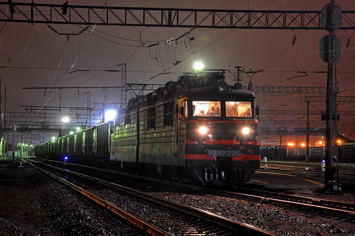 Локомотив пассажирского поезда. Вл80к станция данилов. Вл-80 электровоз на станции ночью. Малая октябрьская детская железная дорога ту10. Электропоезд эп3д хабаровск.