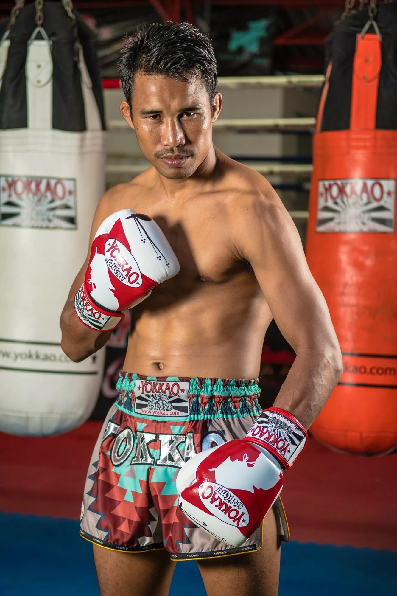 Thai Boxer. Необычный боксер. Перчатки Ronin. Yokkao шорты.