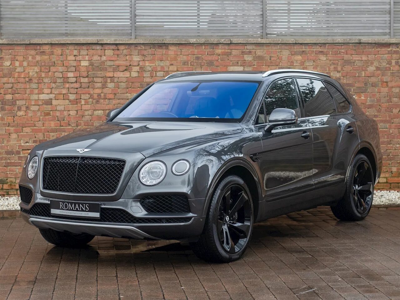 Бентли грей. Бентли Bentayga v8. Bentley Bentayga 2018. Bentley Bentayga 2018 Mansory. Bentley Bentayga v8.