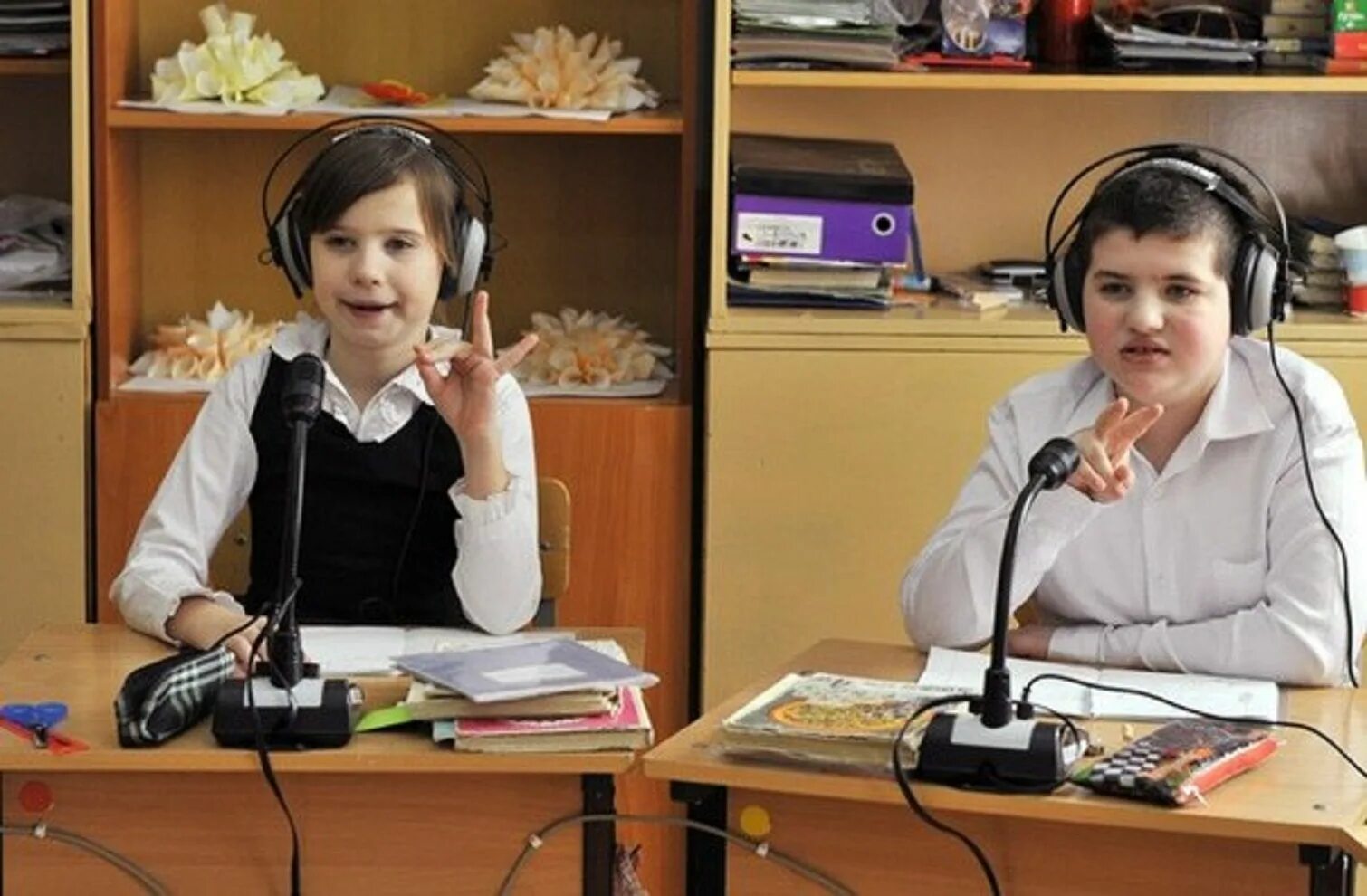 Слабослышащий ученик. Школа-интернат 30 для глухих и слабослышащих. Школа для глухих и слабослышащих детей в Москве. Глухие дети в школе. Класс для слабослышащих детей.