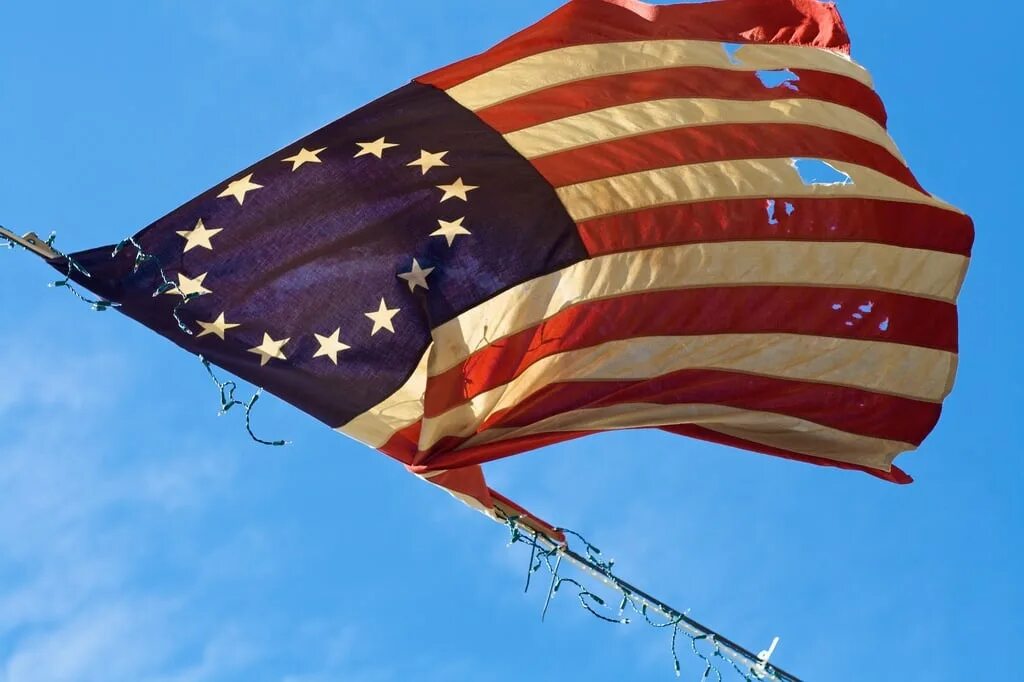 Флаг первых. Флаг сша 1777. флаг 13 колоний сша. первый флаг сша 1777. континентальный флаг сша.