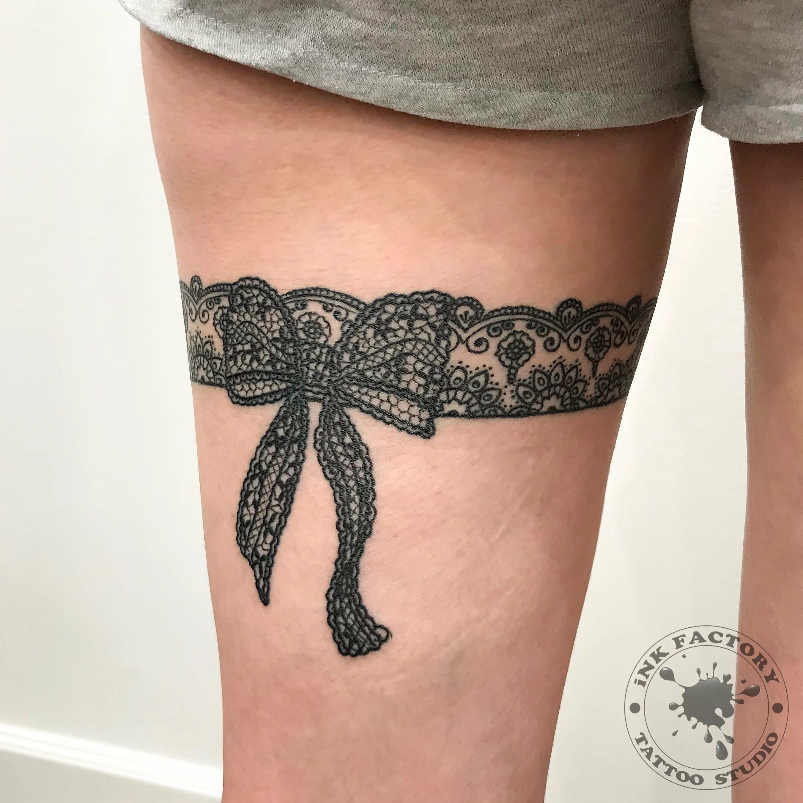 Тату подвязка на ноге. Женские тату чулки. Тату подвязка на ноге для девушек. Тату на ноге сзади для девушек. Бантики на ляшках.