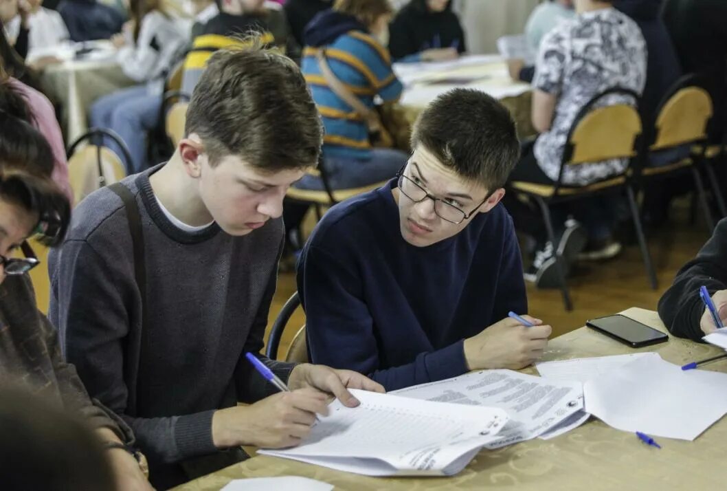 Куда можно поступить после 9 омск. Экзамен в университете. Экзамены в школе. Колледжи Москвы после 9 класса. Школьники на экзамене.