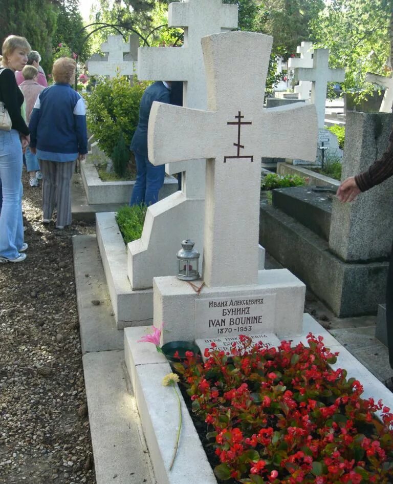 Могила бунина на сен женевьев де буа. Кладбище бунина сент женевьев де буа. Кладбище в париже сен женевьев де буа. Кладбище сент-женевьев-де-буа бунин. Иван алексеевич бунин кладбище.