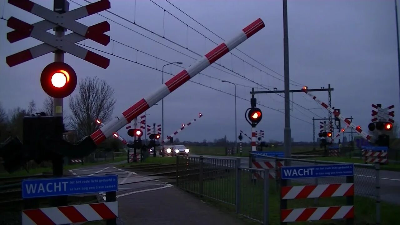 Жд пути ночью. Переезд ночью. Ночной переезд. Освещение на жд. Железная дорога светофоры ночь.