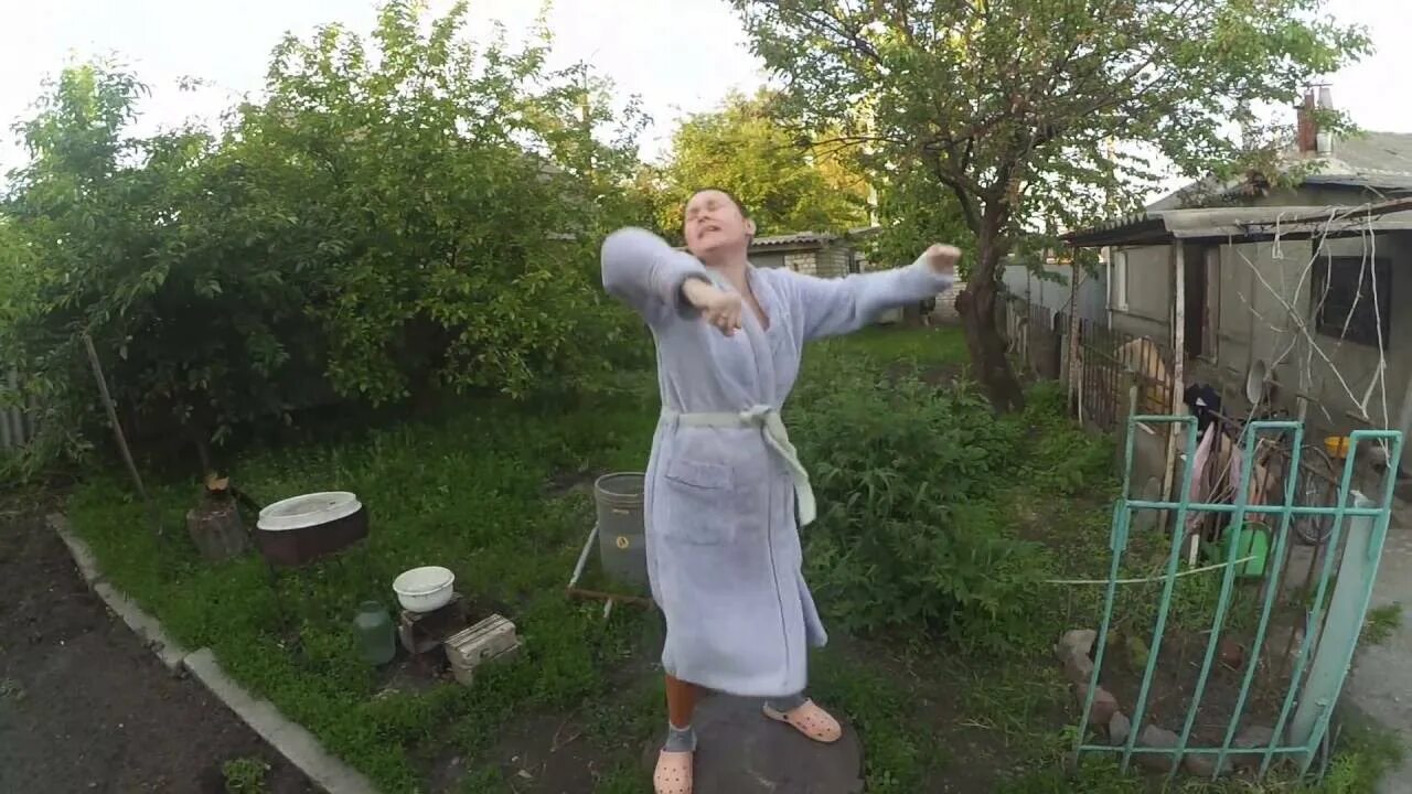 Под халатом мамы видео. Под халатом мамы видео