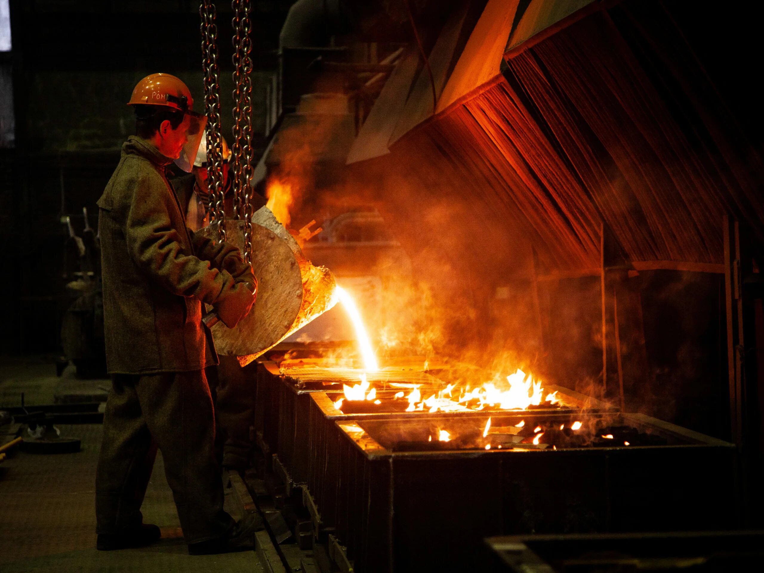 литейный завод алюминия. литейные цеха. литейный завод работа. фасонно-литейный цех омз. формовщик литейного цеха.