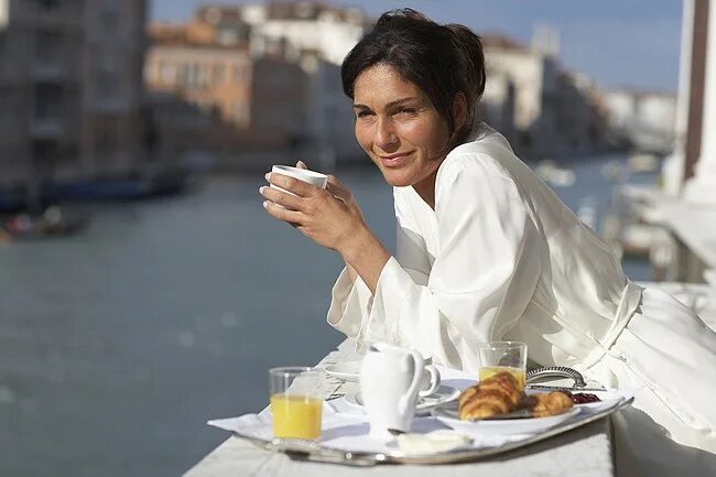 итальянцы не едят фрукты. диета для итальянок. пицца с макаронами. ведьма ест и не толстеет. итальянцы не толстеют.