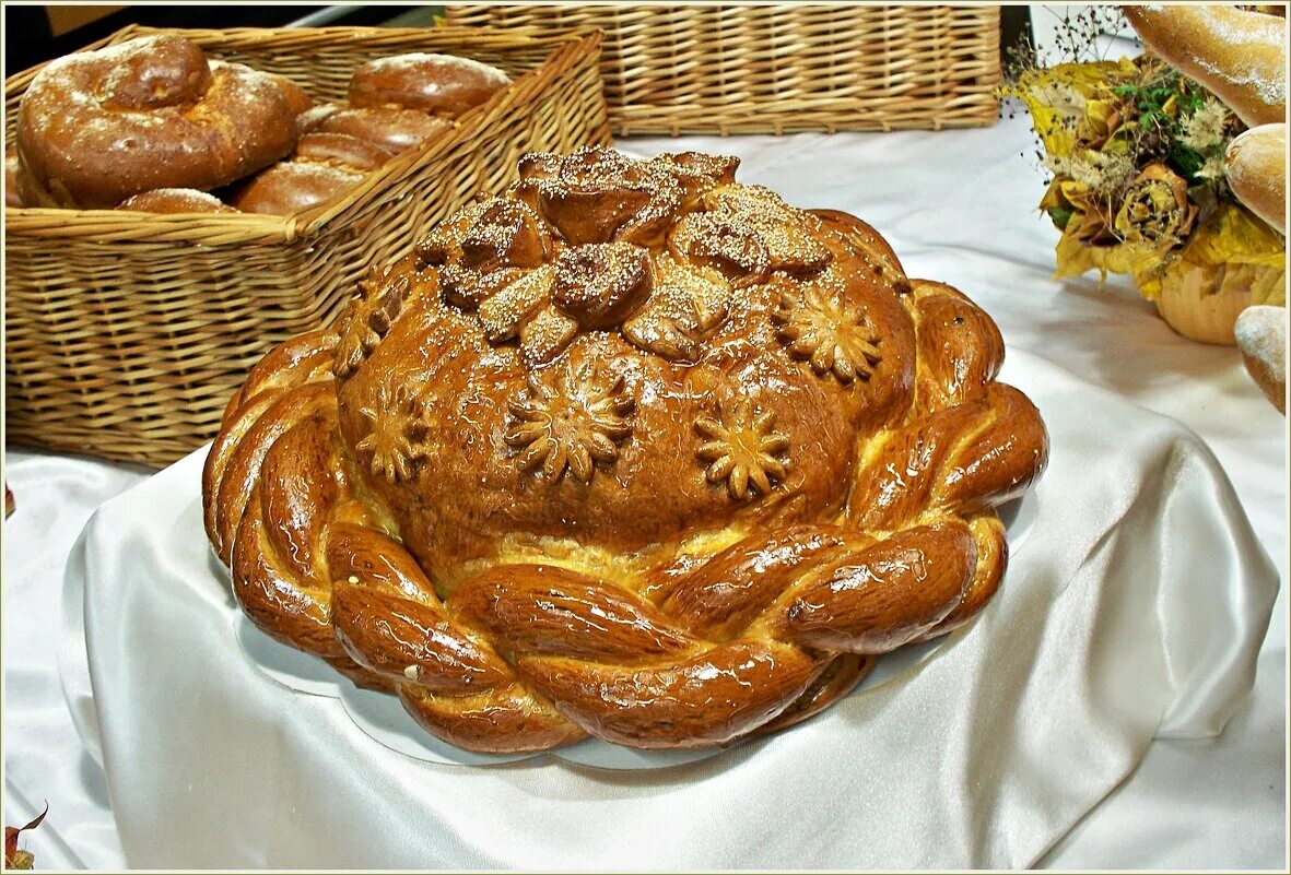 Каравай в древней руси. Каравай. Жизнь караваев. Пекарня свадебный каравай каравай. Рушник для каравая на свадьбу.