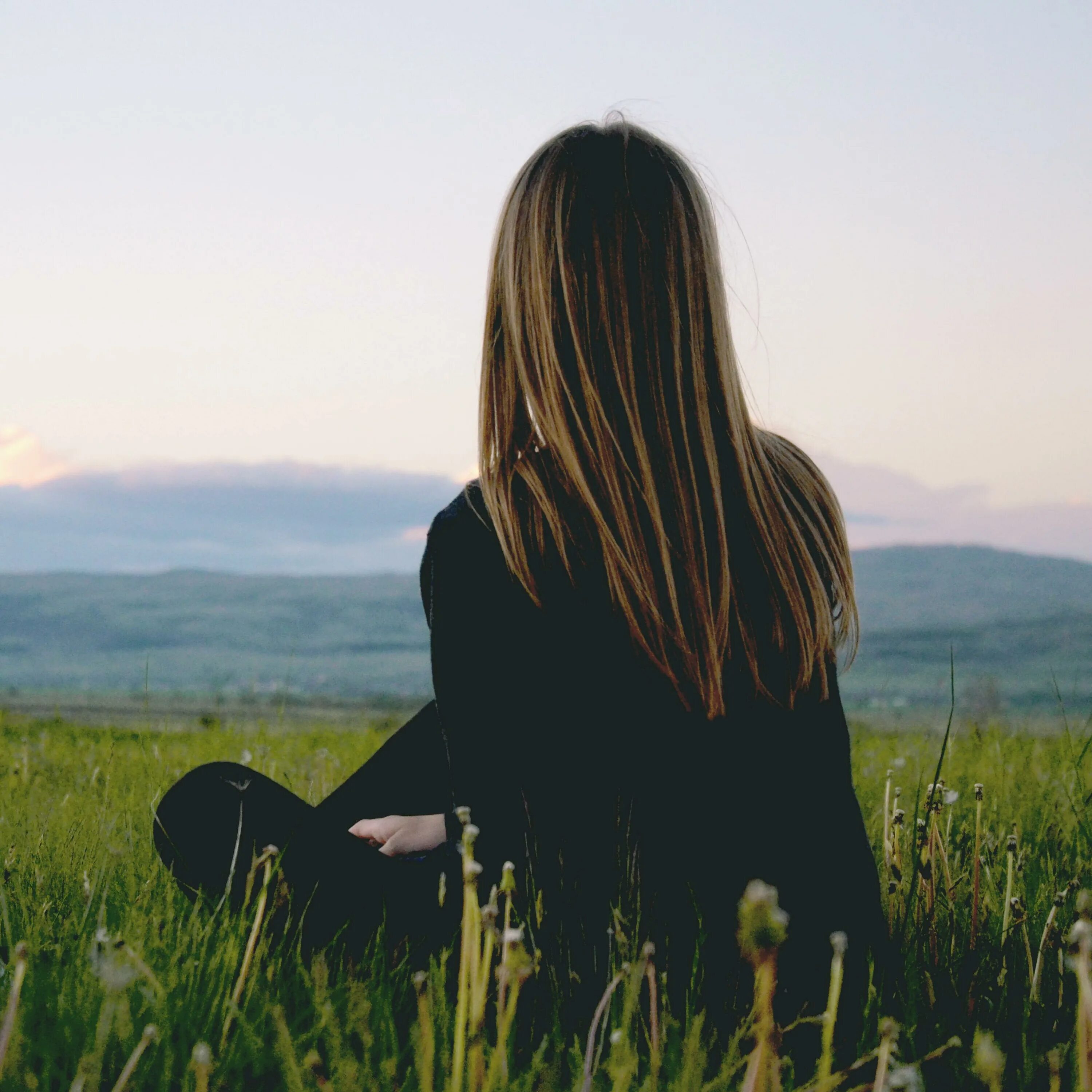 девушка с русыми волосами без лица. девушка с русыми волосами со спины. русая девушка со спины на аву. девушка с косами. русые волосы у девушек.