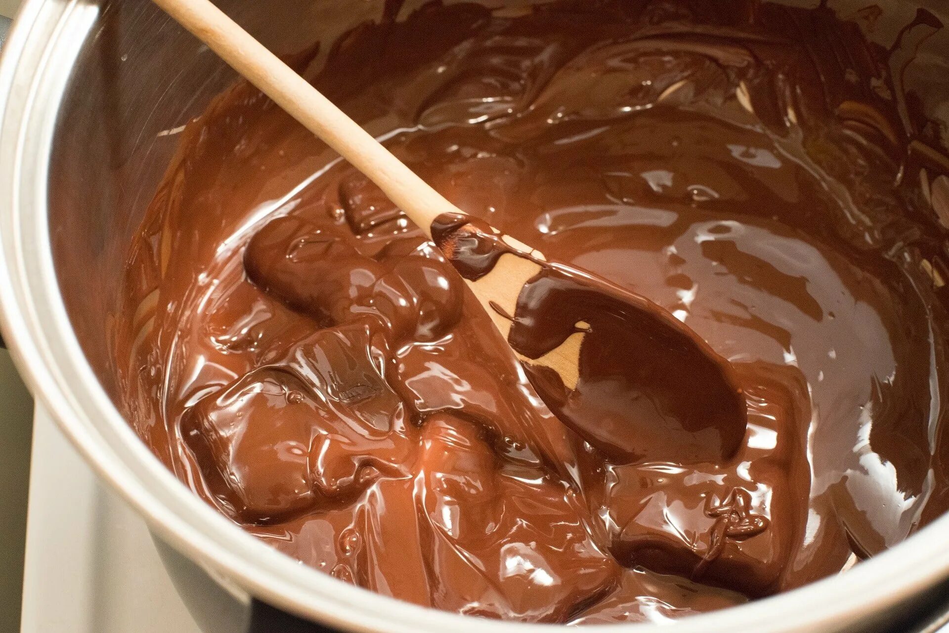 Изготовление домашнего шоколада. Растопленный шоколад. Расплавленный шоколад. Приготовление шоколада. Жидкий шоколад.