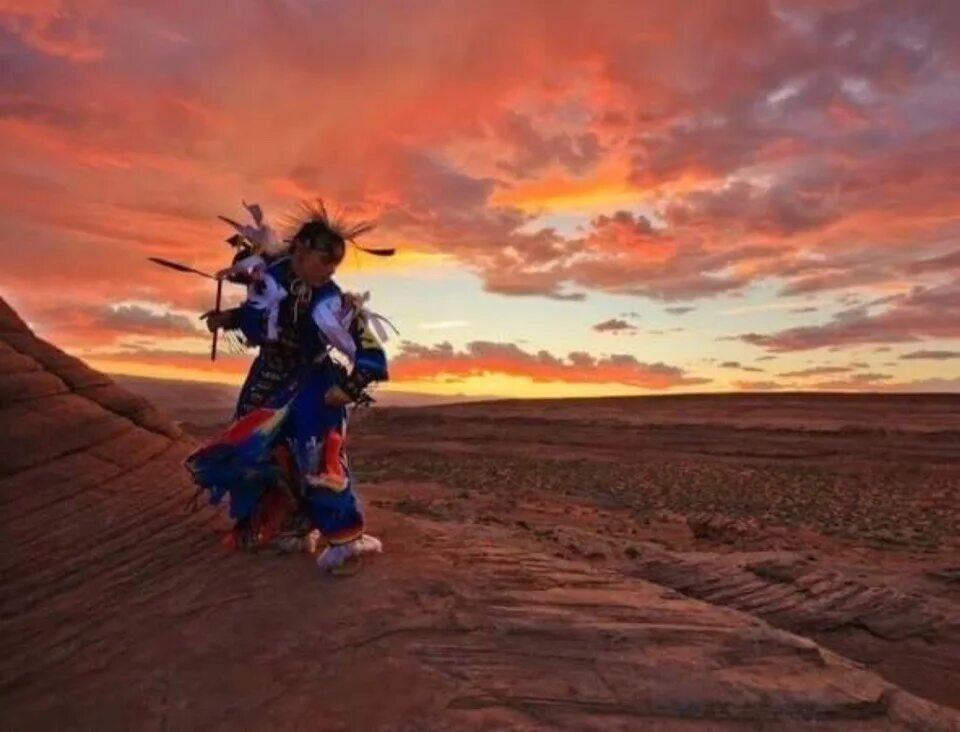 Индеец на рассвете. Танцы индейцев Северной Америки. Индеец в пустыне. Вождь индейцев. Сила индейцев