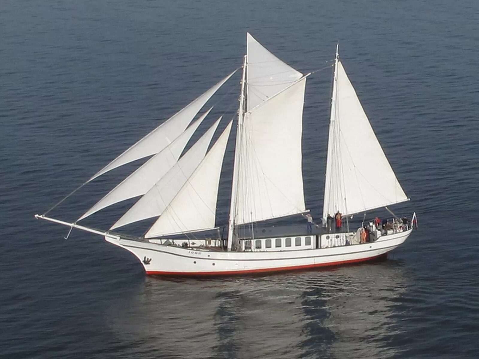 небольшое парусное моторное судно. двухмачтовая парусно-моторная шхуна «надежда». гафельный куттер. небольшое парусное моторное судно. небольшое парусное судно 3 буквы.