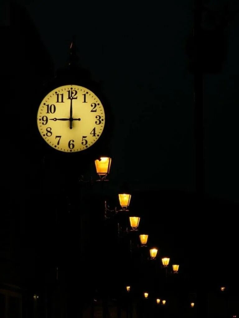Красивое время ночью. Часы ночь. Ночные часы. Будильник ночью. Часы час ночи.