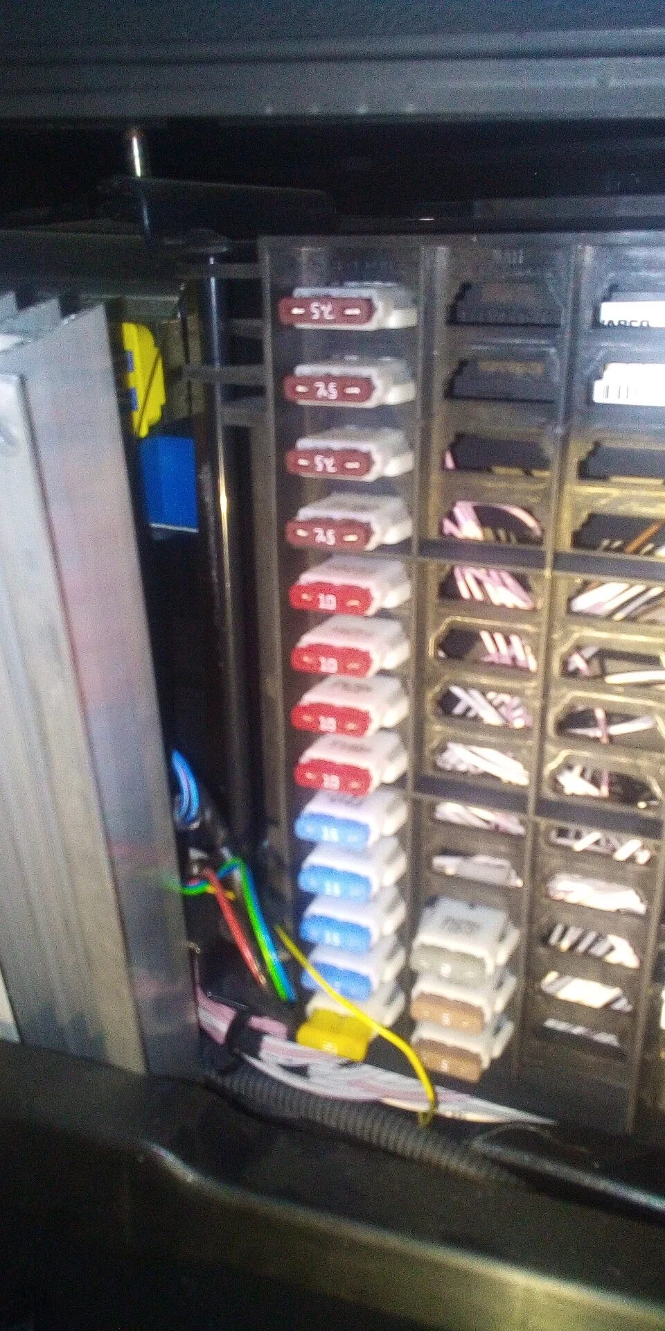 Хайгер 6129 реле стартера. Блок bsi пежо 3008. Предохранители и реле на adblue. Предохранители ауди а6 с5 2. Предохранители на мочевину.